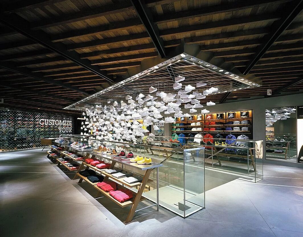 Изделия компании. Nike Tokyo shop. Необычные магазины. Необычные торговые витрины. Креативные магазины мира.