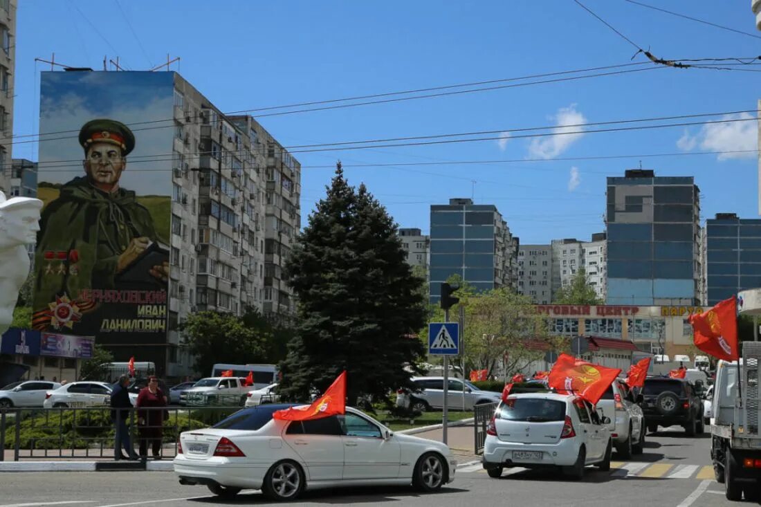 9 мая новороссийск. Колонны в Новороссийске. Езда по городу Новороссийск. Колонна с красными флагами.
