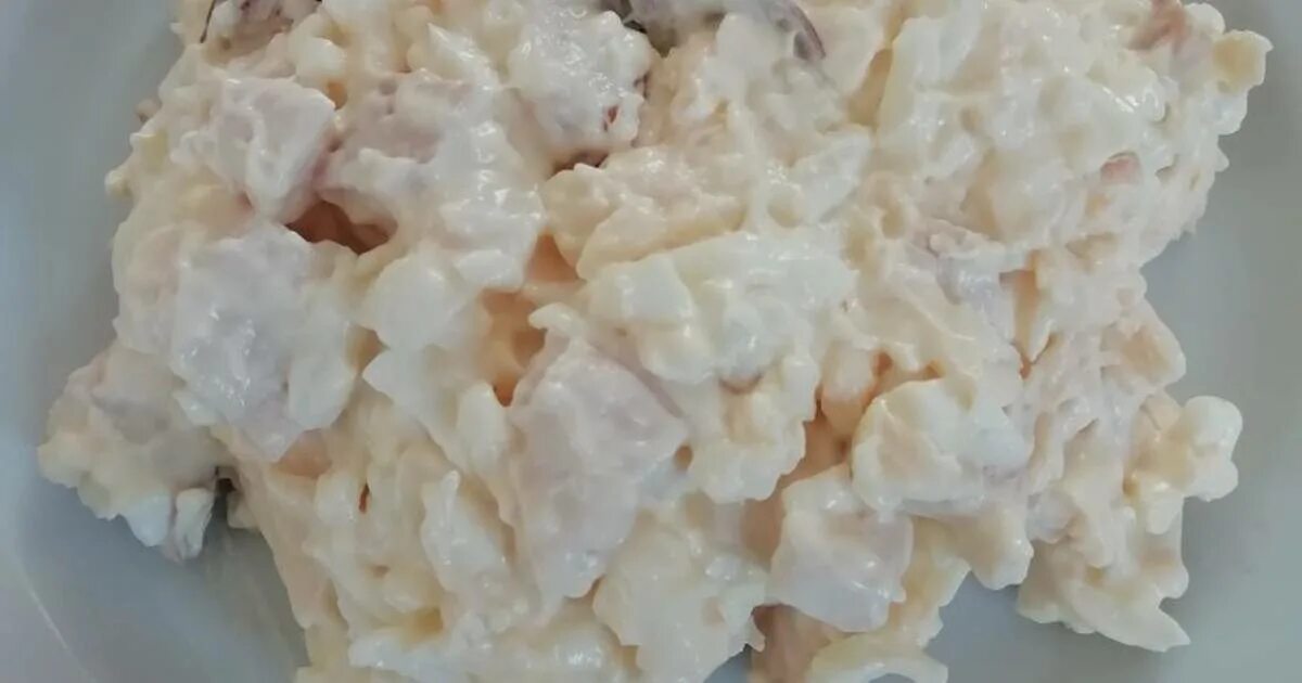 Салат белый с копченой курицей. Салат из копченой куриной грудки. салат из копченой курицы сугробики. куриная грудка копченая салат.
