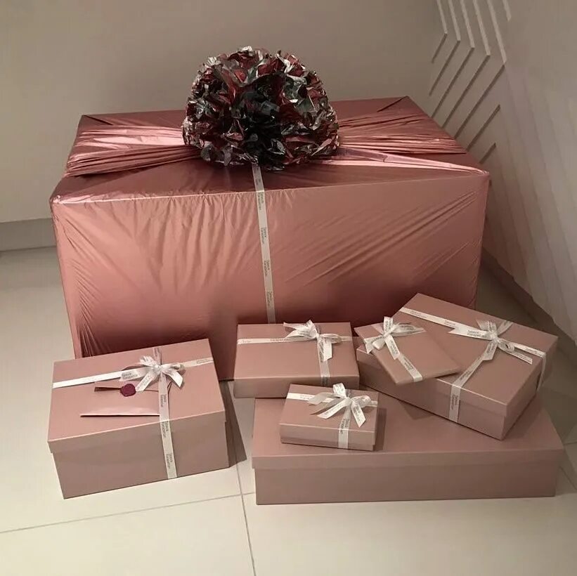 Черная упаковка подарка. Упаковка подарка для девушки. Подарок в розовых тонах. Красивое кольцо в коробочке. Стильная упаковка подарков.
