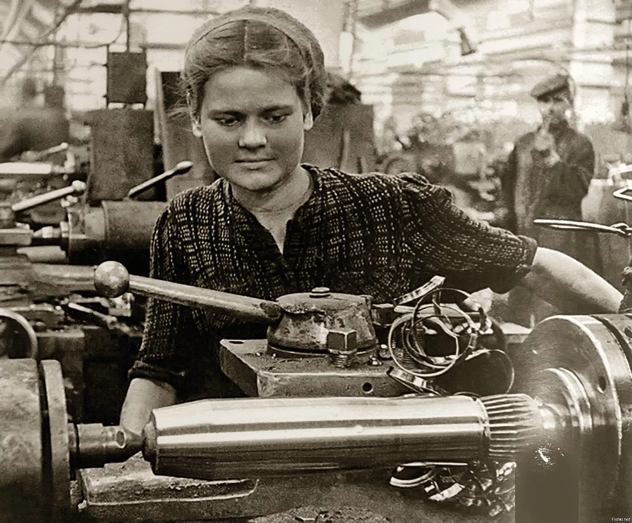 Фотография труженика. Завод Сибсельмаш в годы войны. Заводы Новосибирска в годы войны. Сибсельмаш в годы войны Новосибирск.