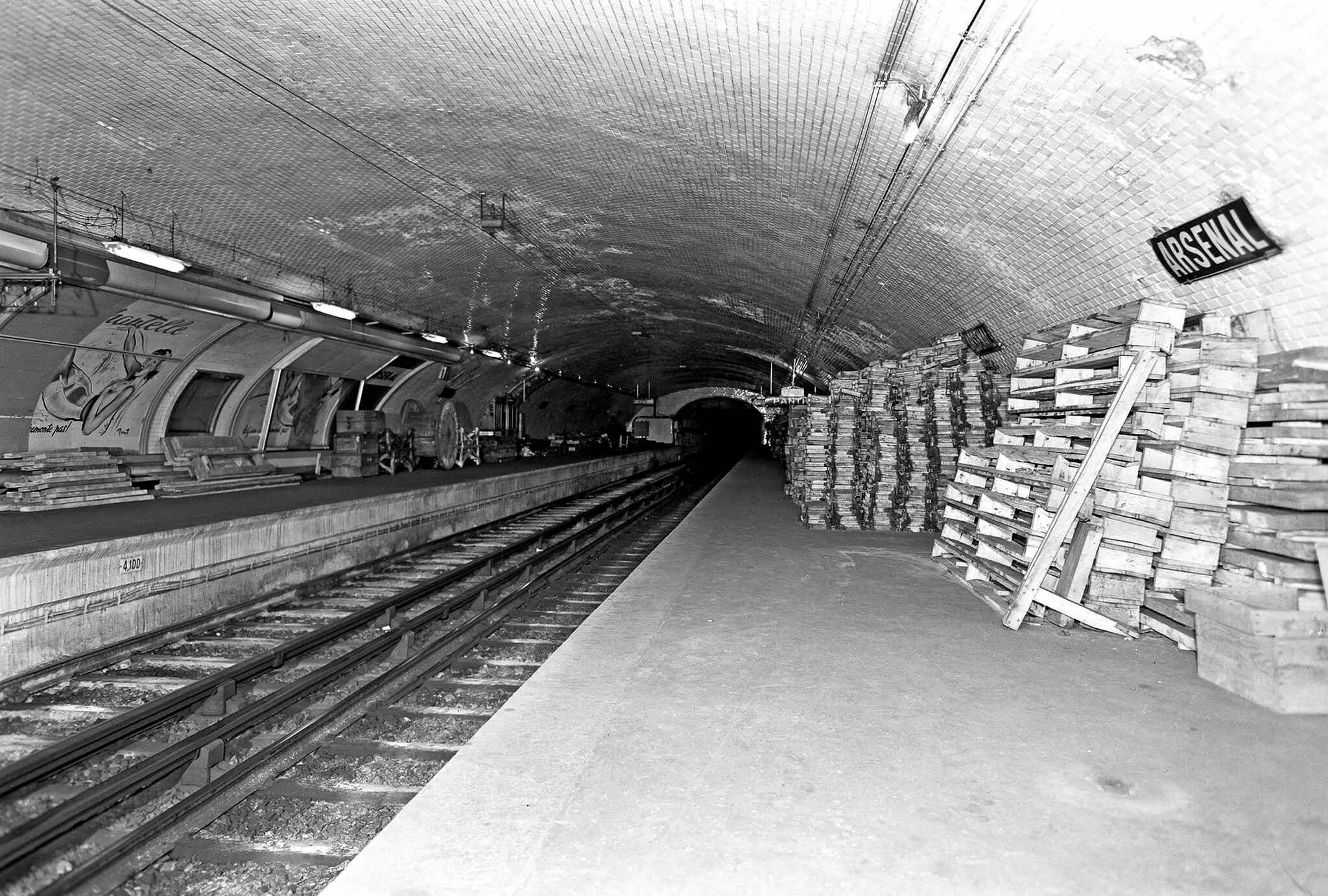 127 станции. Arsenal paris metro. заброшенная станция в метро парижа arsenal. заброшенные станции метро. заброшенные станции лондонского метро.