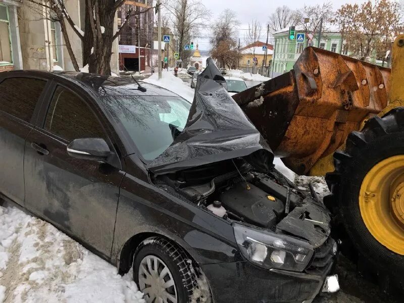 Самара новости происшествия свежие чп сегодня последние. Погрузчик врезался в машину. Авария на Демократической Самара сегодня. Самара ДТП фронтальный погрузчик.