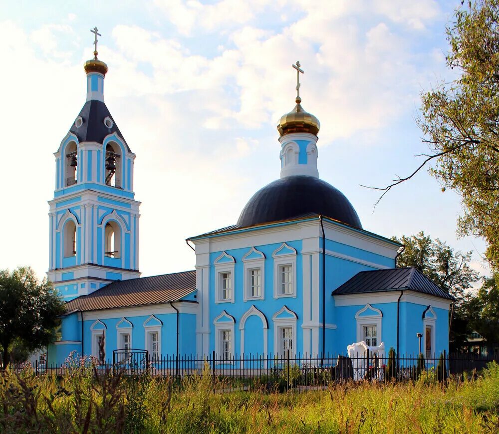 Храм Тихвинской иконы Божией матери село Костино. Церковь в село Костино. Село Костино Дмитровский район. Храм в Костино Пушкинский район.