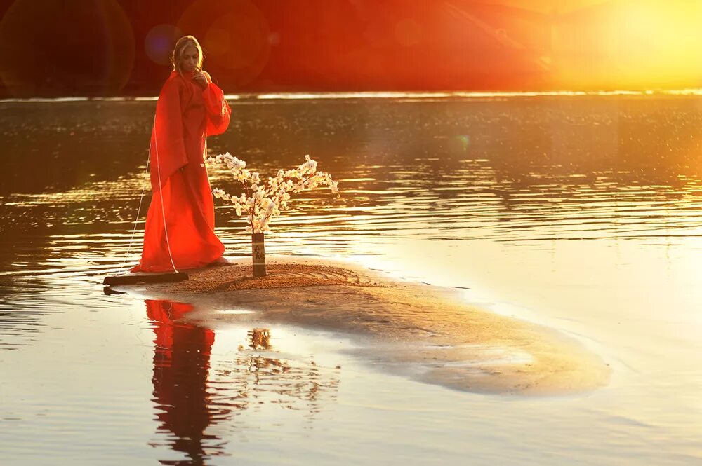 Песня пойду по воде. Идет по воде. Монах у реки. Монах у озера. Монах у моря.
