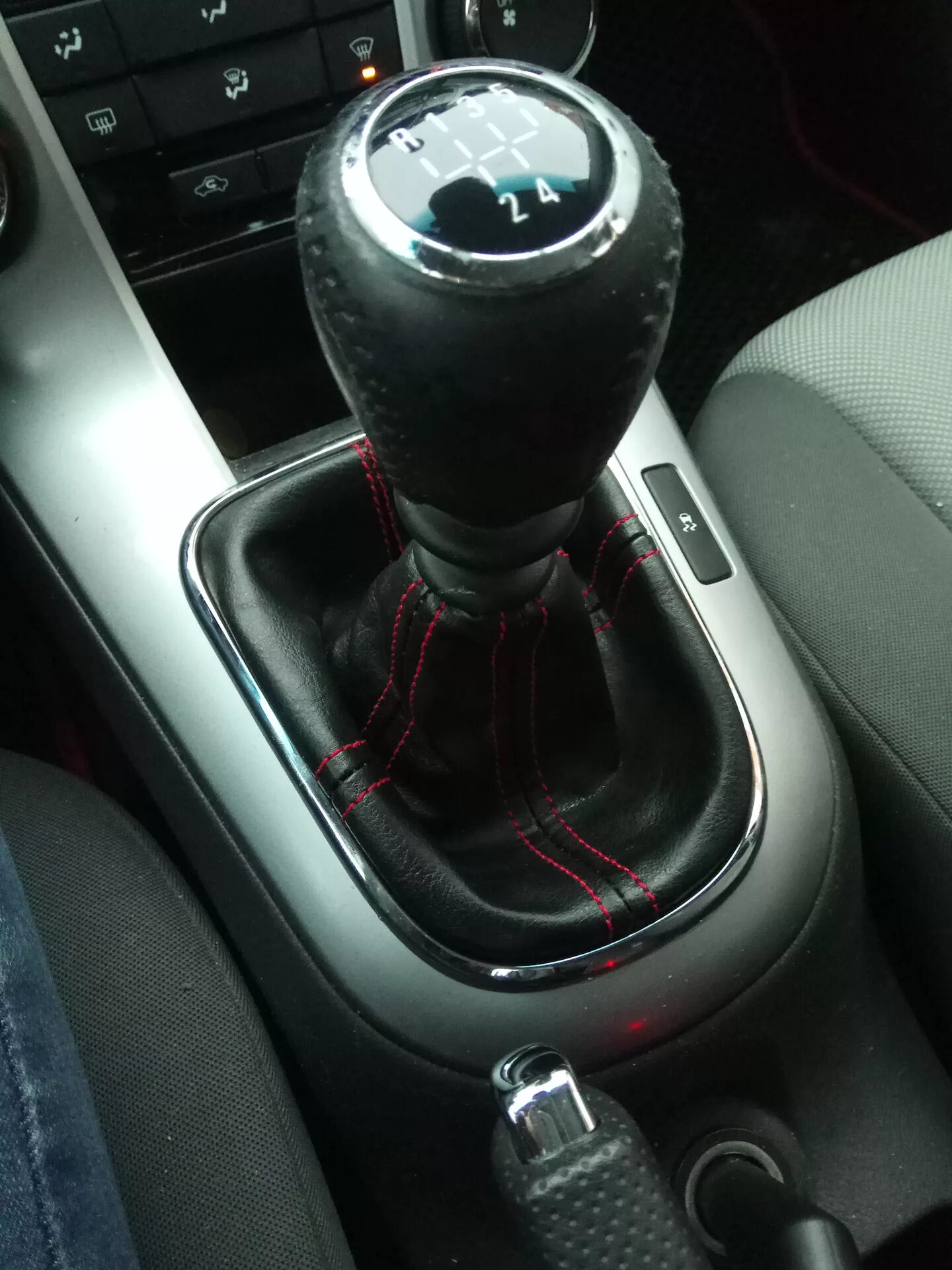Ручка передач шевроле круз. Рукоятка мкпп cruze артикул. Ручка кпп chevrolet cruze артикул. Ручка коробки передач шевроле круз 1. Рукоятка кпп шевроле круз.