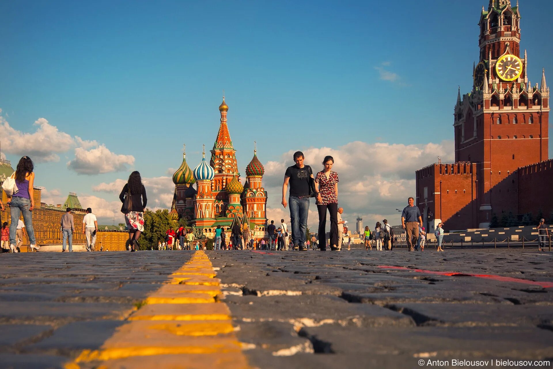 Москва красная площадь туристы. Москва летом. Путешествие в Москву. Туризм в Москве красная площадь. В москве проживает человек