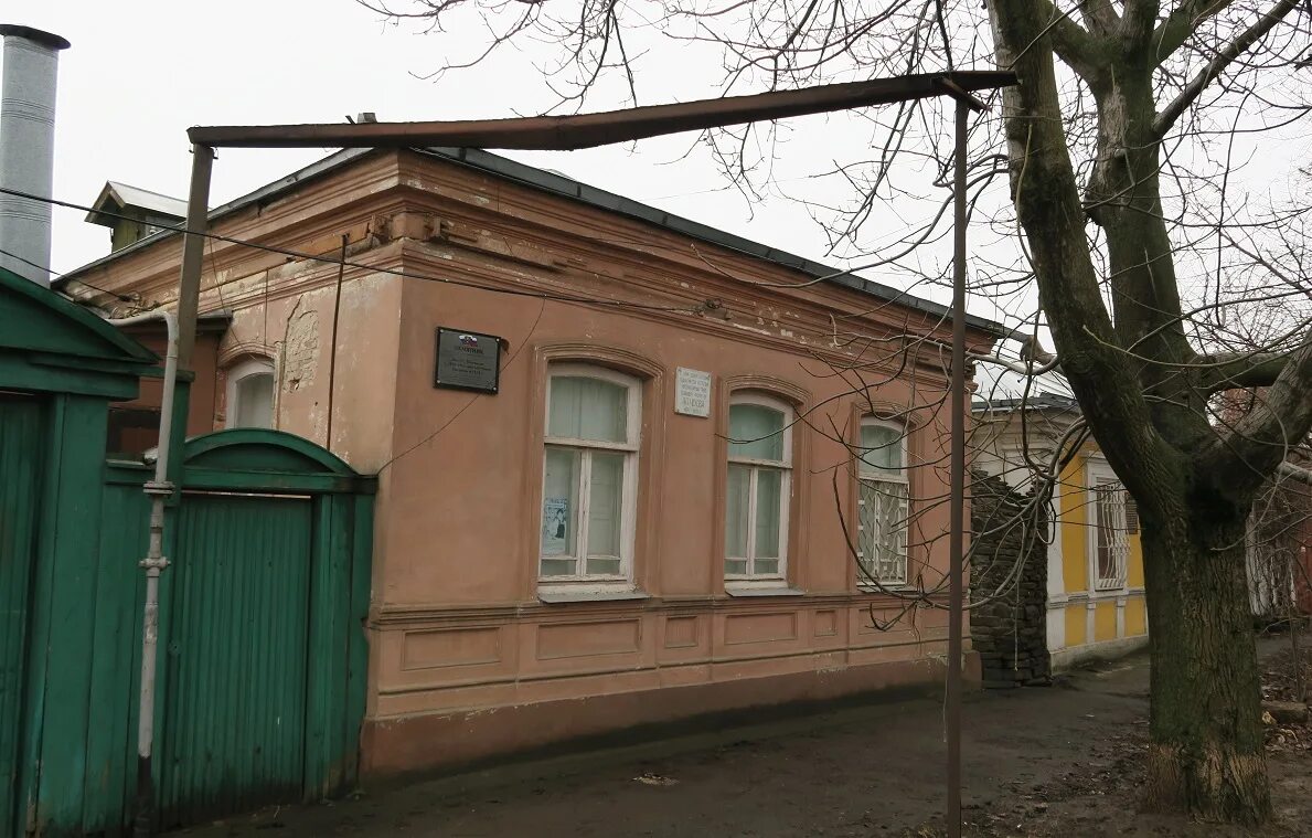 чехов памятники в таганроге зимой. музей лавка чехова в таганроге. чеховская гимназия таганрог музей. таганрог памятник чехову набережная вишневый сад. чехов дом в таганроге.