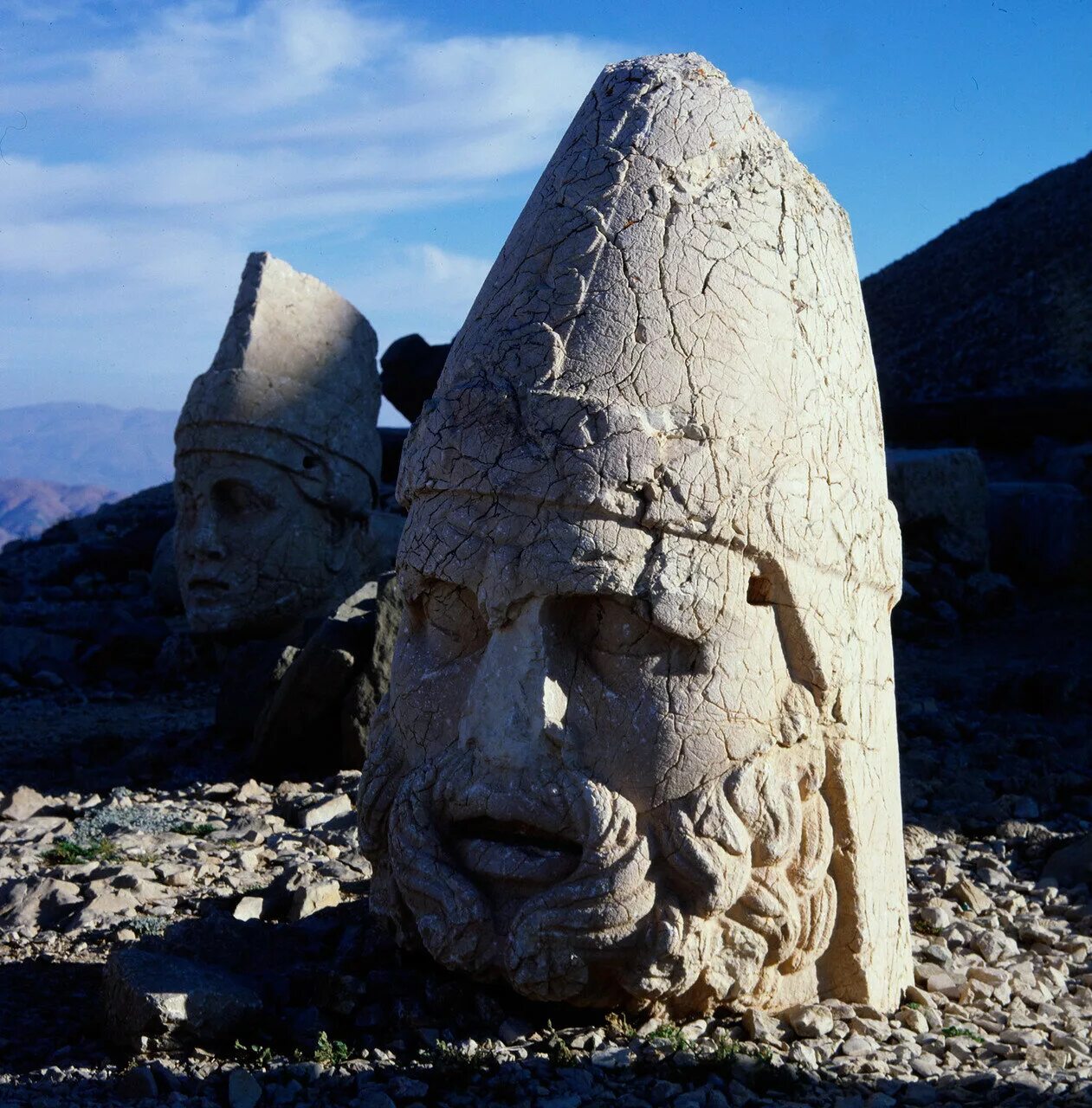 будда. самый старый бог. бог локи в скандинавской мифологии. каменные головы на горе немрут-даг. азатот султан демонов.