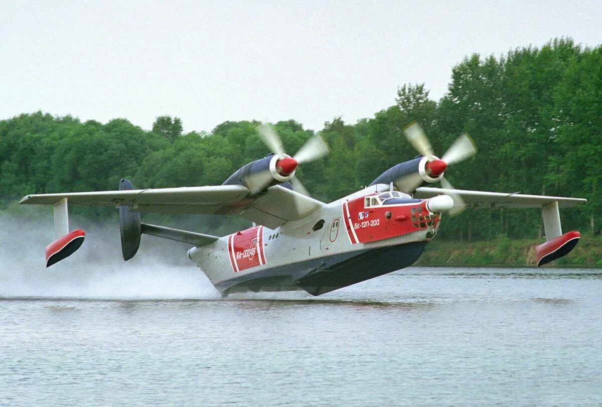 Первый советский пожарный самолет. Бе-200 гидросамолёт. Самолёт амфибия бе-12. Бериев бе 12. Самолет-амфибия бе-12п.