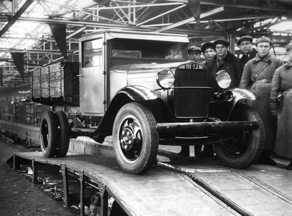 Первый автомобильный завод в ссср. Горьковский автозавод 1932 год. ГАЗ АА 1932 года. Горьковский автомобильный завод полуторка. Грузовик полуторка ГАЗ-АА.