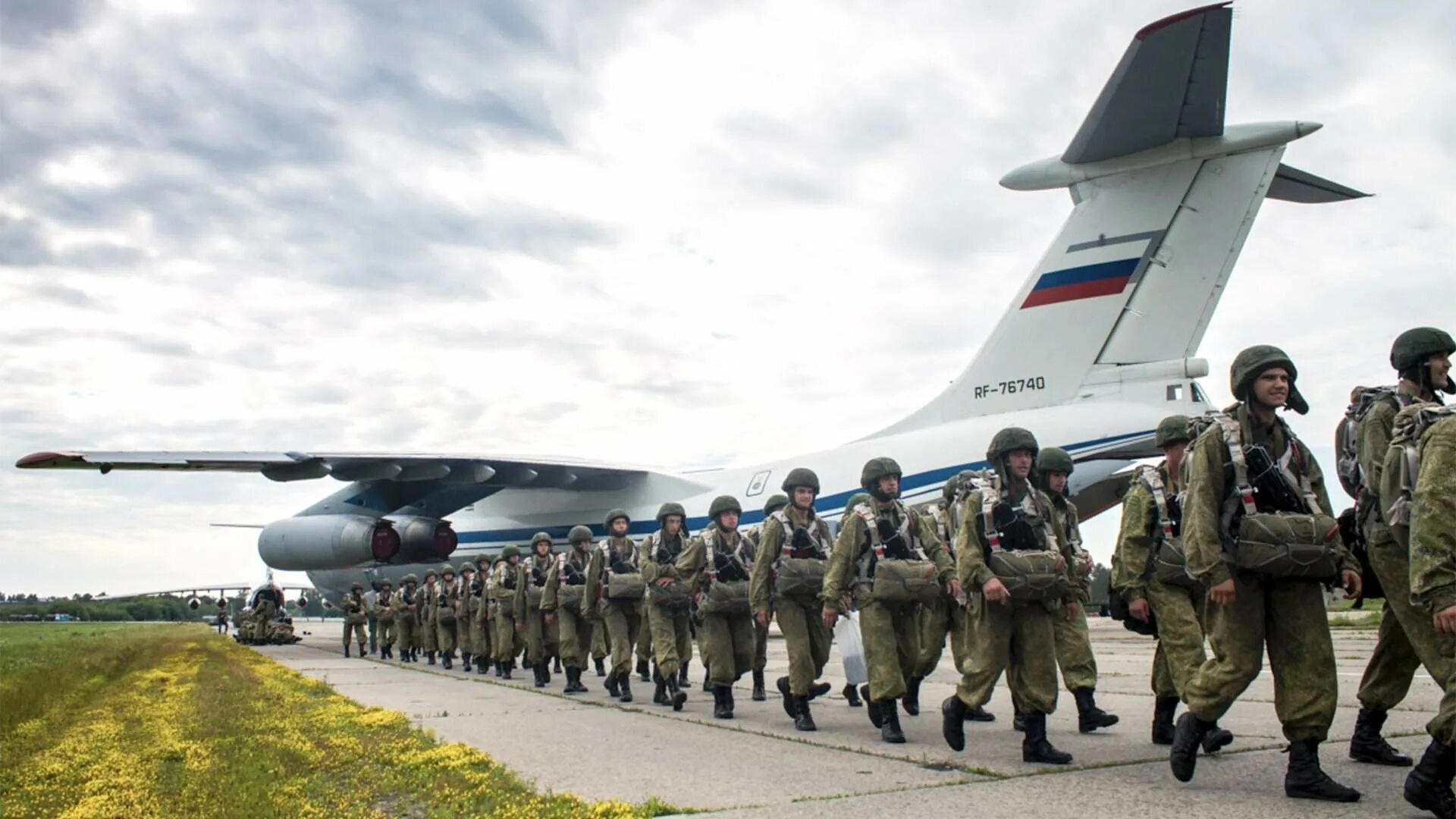 Воздушно десантные войска вс РФ. Воздушно десантные войска ВДВ России. Десантирование ВДВ С ил 76. Воздушно-десантные и десантно-штурмовые дивизии РФ.