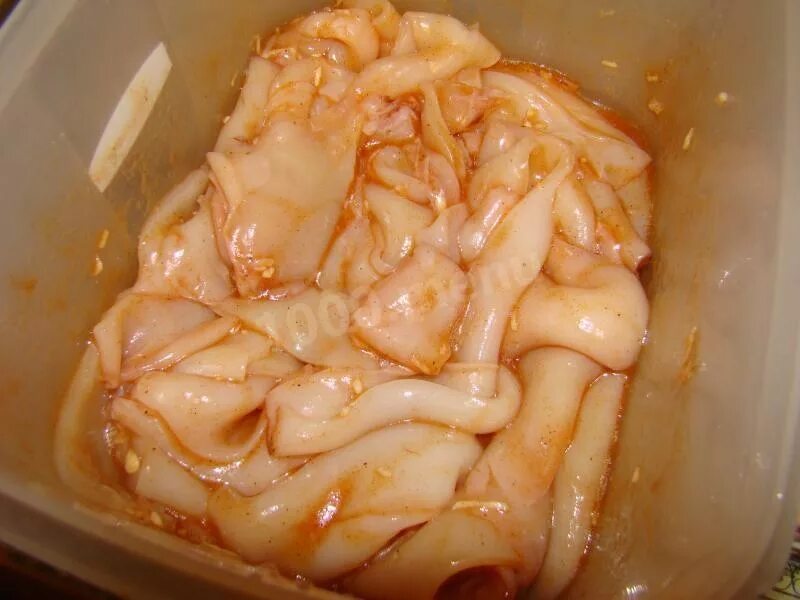 Рецепт маринованных кальмаров в домашних. Кальмар маринованный. Кальмары в маринаде. Кальмары соленье.