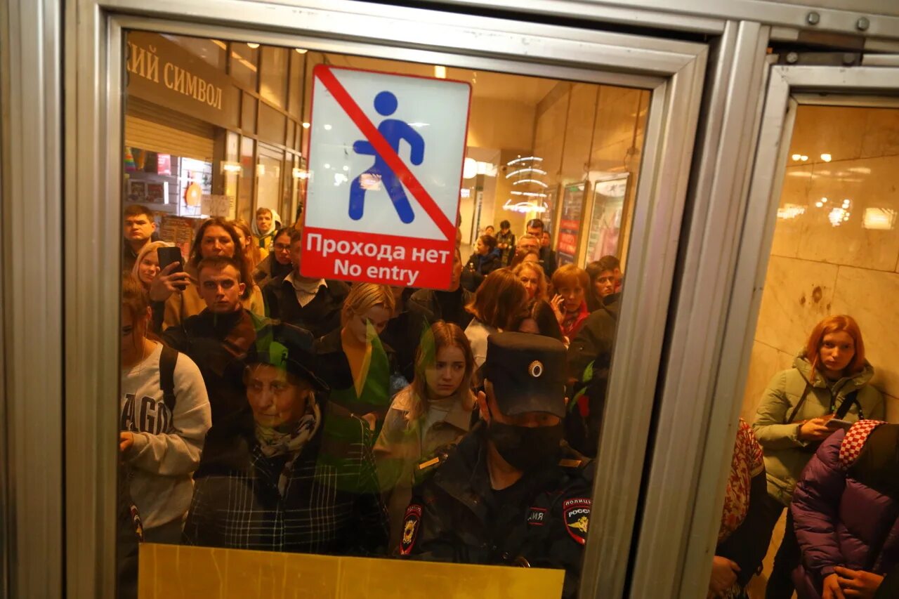 Кого выбирают 8 сентября в спб. Пикет в метро. площадь восстания санкт-петербург метро. митинг в спб 21 сентября 2025.
