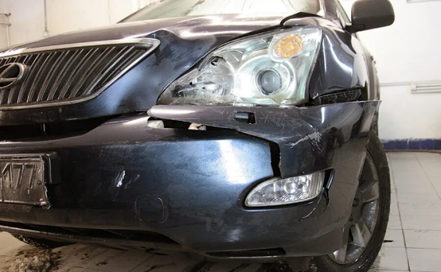 Бампер приора 2 перед кварц. Mazda 6 gh бампер битый. Разбитый бампер. Передний бампер калина кросс 2 оранжевый. Сломанный бампер.