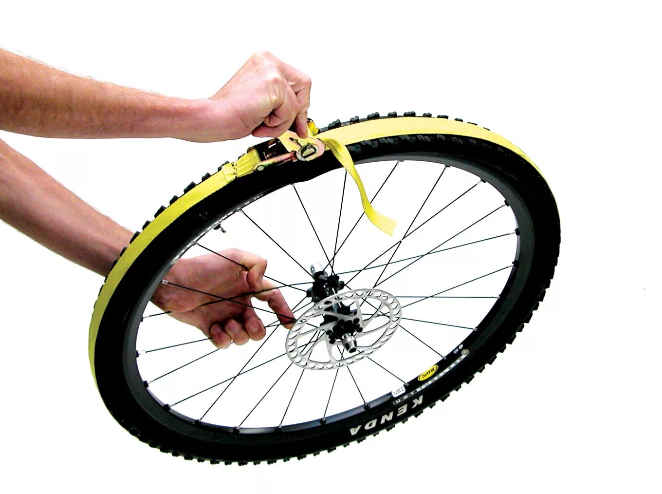 Какие колеса стоят на велосипеде. Колесо велосипеда. Бескамерные колеса для велосипеда. Резиновые колесо для велосипеда. Стойка для велосипедных покрышек.