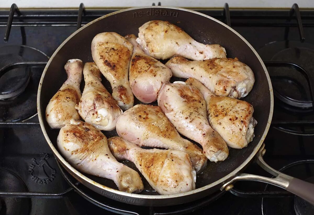 Куриные ножки на сковороде. Голяшки куриные на сковороде. Курица в духовке на сковороде. Жареные куриные голени на сковороде