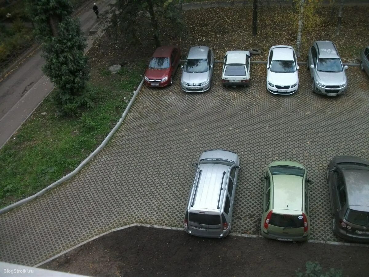 Фото припаркованных авто. Обустройство парковки. стоянки автомобилей рядом. парковка возле здания. машина на парковке.