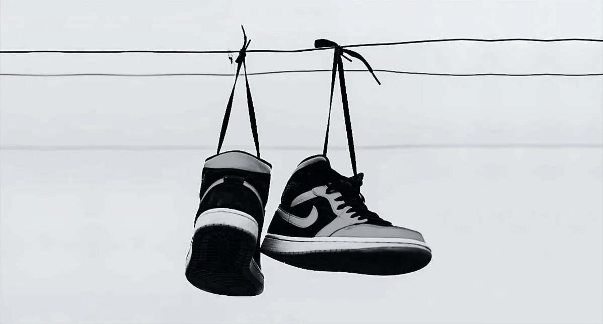 Зачем обувь на проводах. Кроссовки на проводе. Висячие кроссовки на проводах. Кроссовки висят на шнурках. Кроссовки на проводах в гетто.