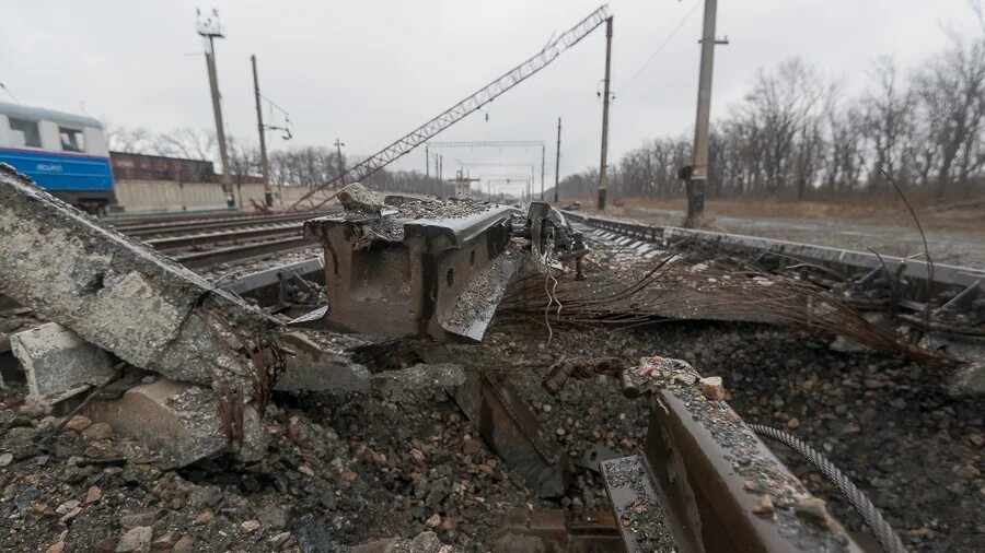 ЖД станции Донбасса,разрушенные. Дебальцево ЖД обстрел. Разрушенная железная дорога. Железнодорожное полотно. Разбитая железная дорога