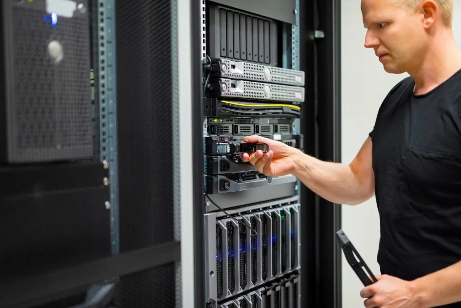 Colocation серверов. Сетевой компьютер. Серверная комната. Сервера гугл. Стать сервером.