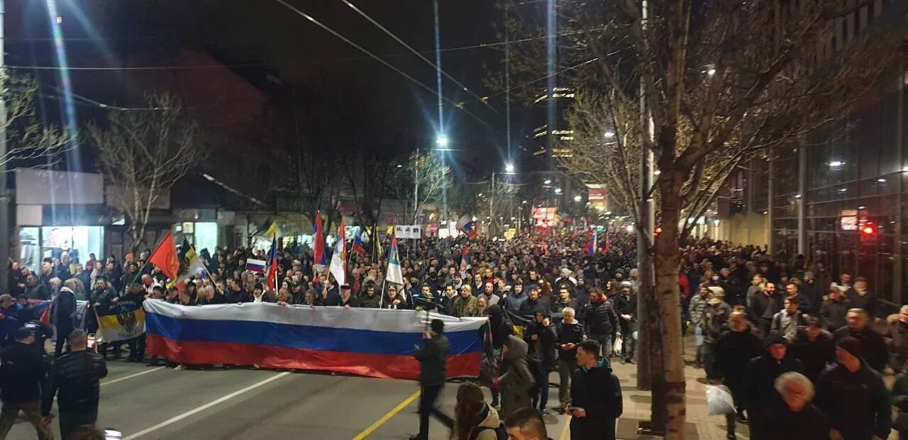 Как россия помогла сербии. Митинги в Сербии 2022. Митинг в Белграде в поддержку России. Митинги в Сербии в поддержку России 2022. Сербы митинг в поддержку России.