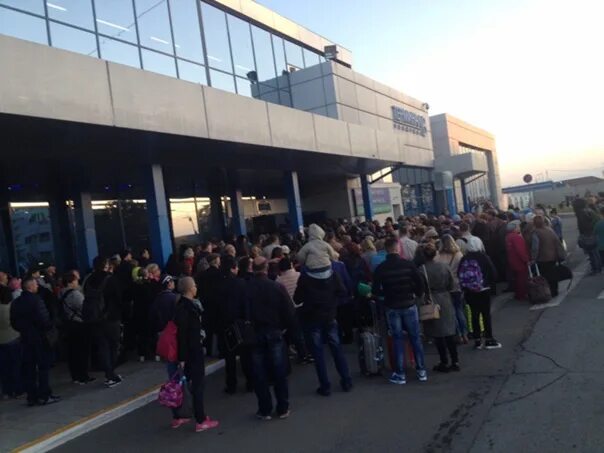 Эвакуация в аэропорту омска сегодня. Аэропорт мурманск фото. Аэропорт эвакуировали. Аэропорт красноярск сотрудники. Аэропорт владивосток.