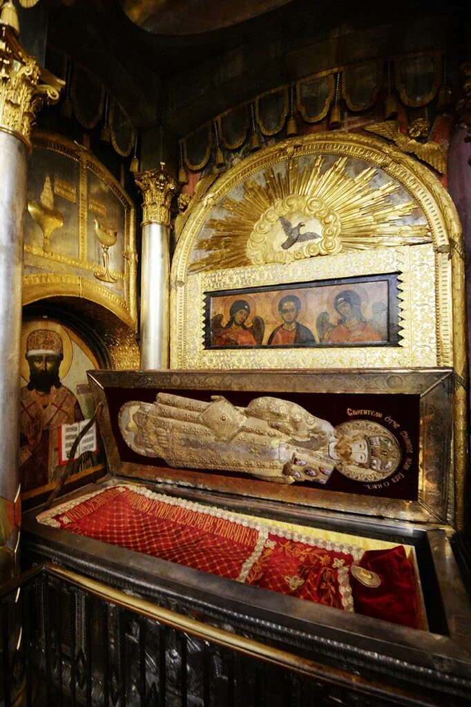 Петр цетинский мощи. Мощи прп серафима саровского. Св. Дивеево мощи преподобного серафима саровского. Мощи царицы елены.