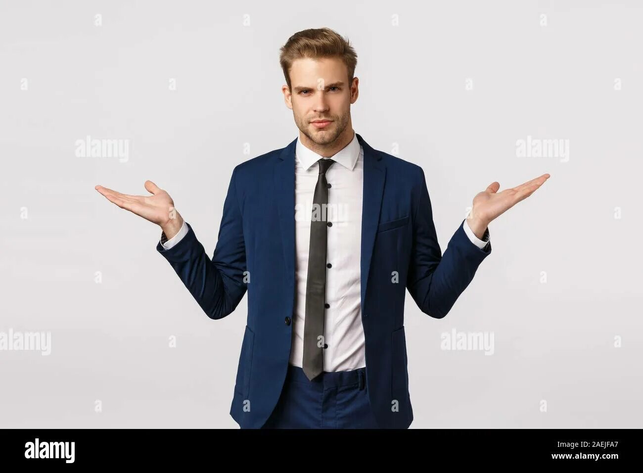 Разведенная бизнесмен. 11. Раскинутые руки в стороны. Мужчина в полный рост руки разведены. Разведенная бизнесмен.