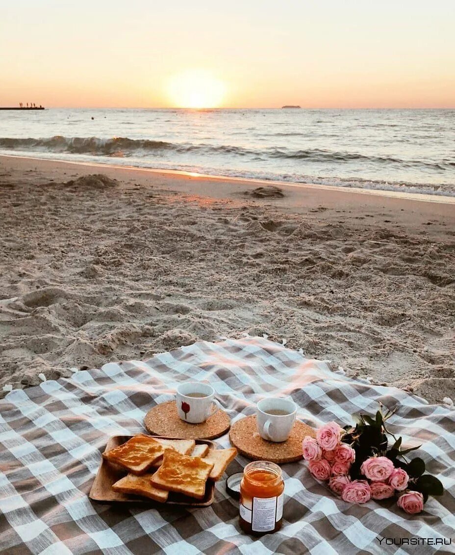 Красивая картинка море утро. Пикник на берегу моря. Утро на море. Пикник на бкрегец Мояр. Завтрак у моря.
