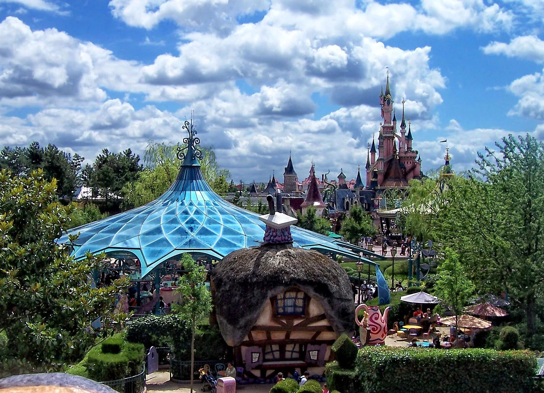 Диснейленд находится в городе. Диснейленд Париж Disneyland Paris. Диснейленд Париж Диснейленд парк. Парк Уолт Дисней в Париже. Диснейленд Париж 2 парк.