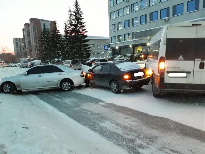 Новости в течении часа. ДТП на ул Попова время 18 10. Проезд заблокирован машинами. ДТП В Бердске сегодня утром.