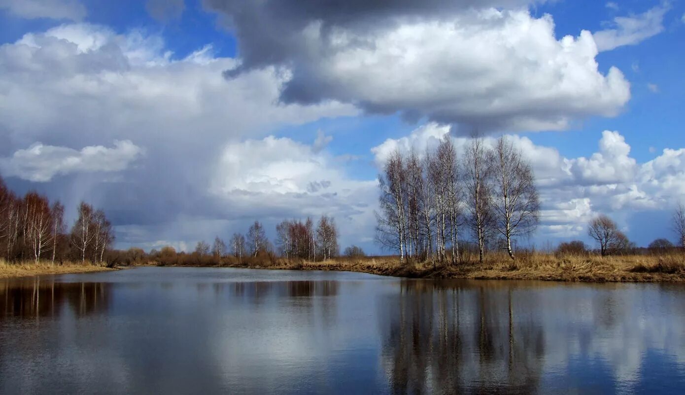 В реку смотрятся облака. В реку смотрятся облака фото.