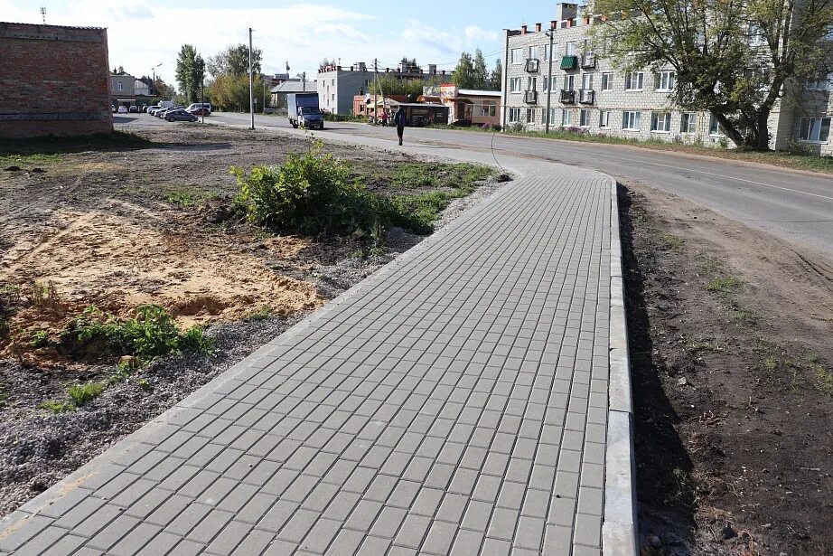 Реагент для плитки тротуарной. Мощение гранитом. Тротуар вдоль дороги. Тротуар на мосту. Трещина в тротуаре.