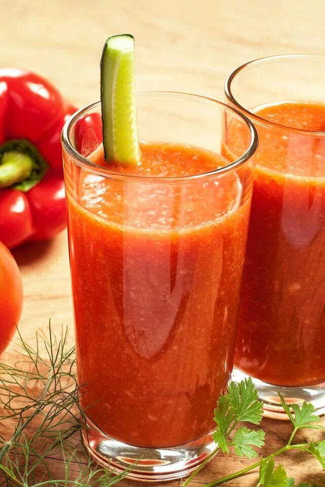 Pepper juice. Овощной смузи. Напиток из помидоров. Томатный сок с овощами. Фруктовый коктейль помидоры.