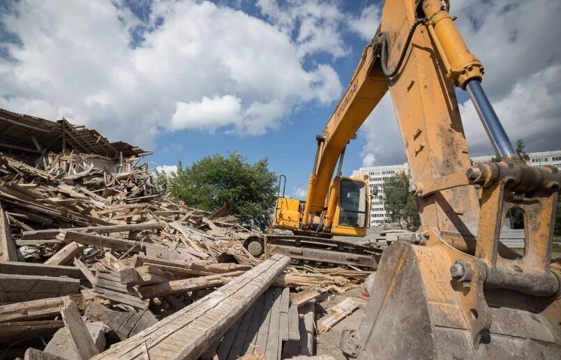 в рязани сносят исторический дом. экскаватор рушит. экскаватор сносит дом. снос ветхого жилья. ликвидация старого здания.