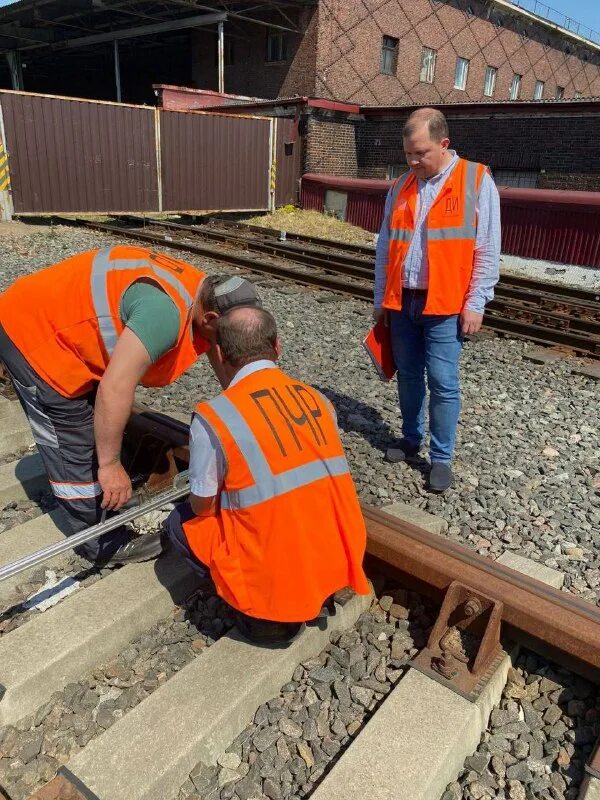 Бригадир по текущему содержанию и ремонту пути. Бригадир по контролю искусственных сооружений. Профессия бригадир-путеец. Оао ржд монтер пути железной дороги. Профессия путеец жд.