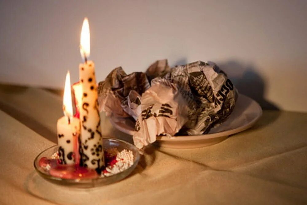 Гадания на тени от сгоревшей бумаги. Гадания по теням. Горящая бумага на тарелке. Гадания по теням. Бумага горит от свечей.