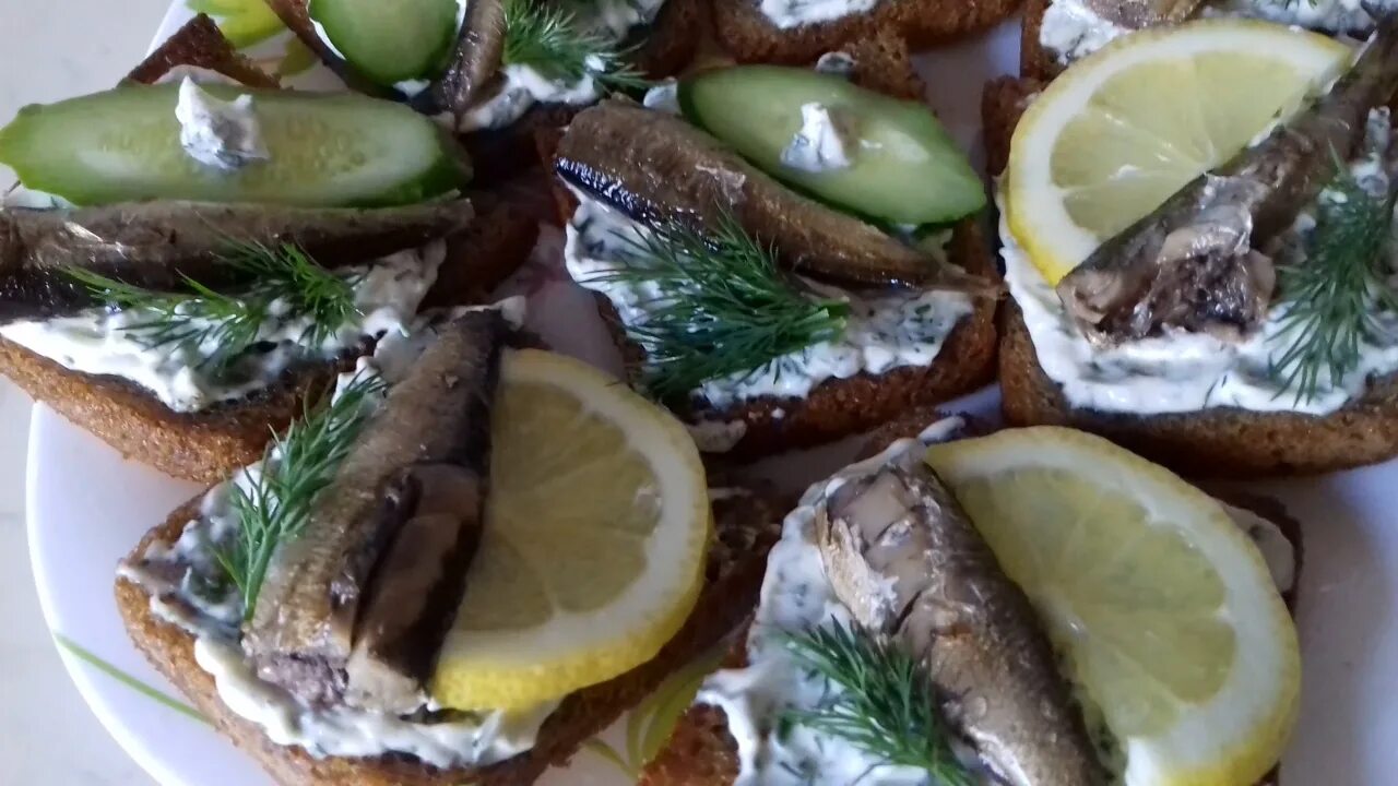 бутерброды со шпротами. красиво украсить бутерброды со шпротами. бутерброды со шпротами и лимоном. бутерброды со шпротами и лимоном на праздничный стол. шпроты сардины с лимоном.