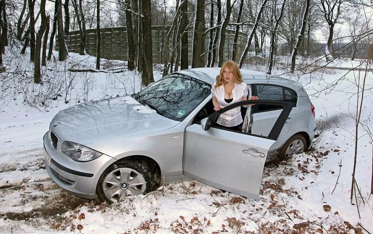 Зрел со авто. Машина застряла. фотосессия с машиной зимой. авто девушка застряла в снегу. машина застряла в сугробе.