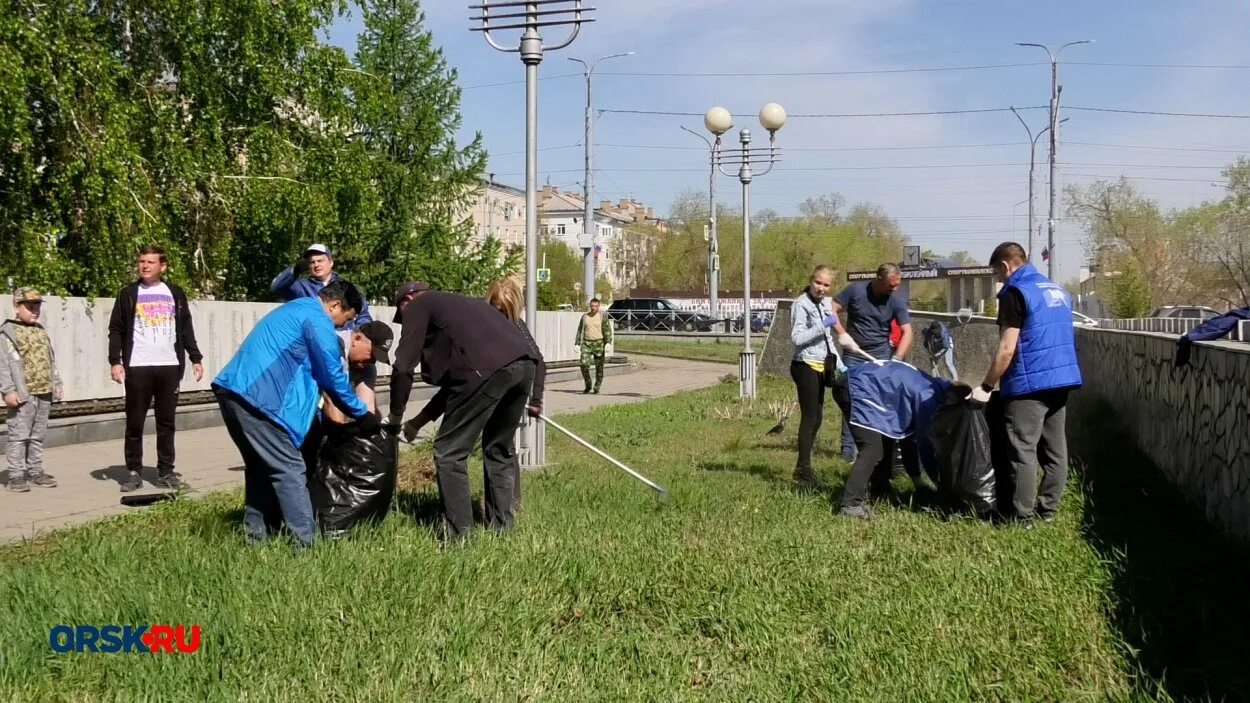 Волонтеры орск. Сквер славы Орск. Сквер депутатов день Победы. Сколько длится субботник.