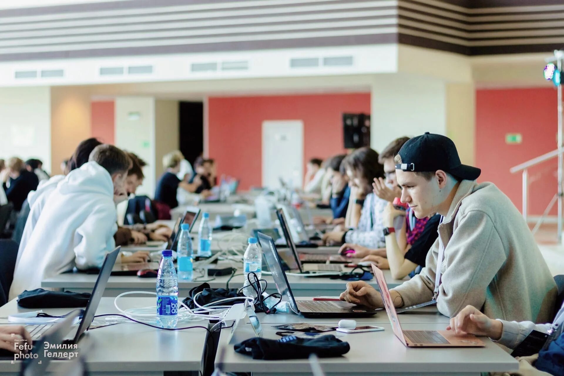 Istu abiturients. Студенческая 42 ижевск ижгту. Довольные студенты. Люди на учебе. Веселые студенты.