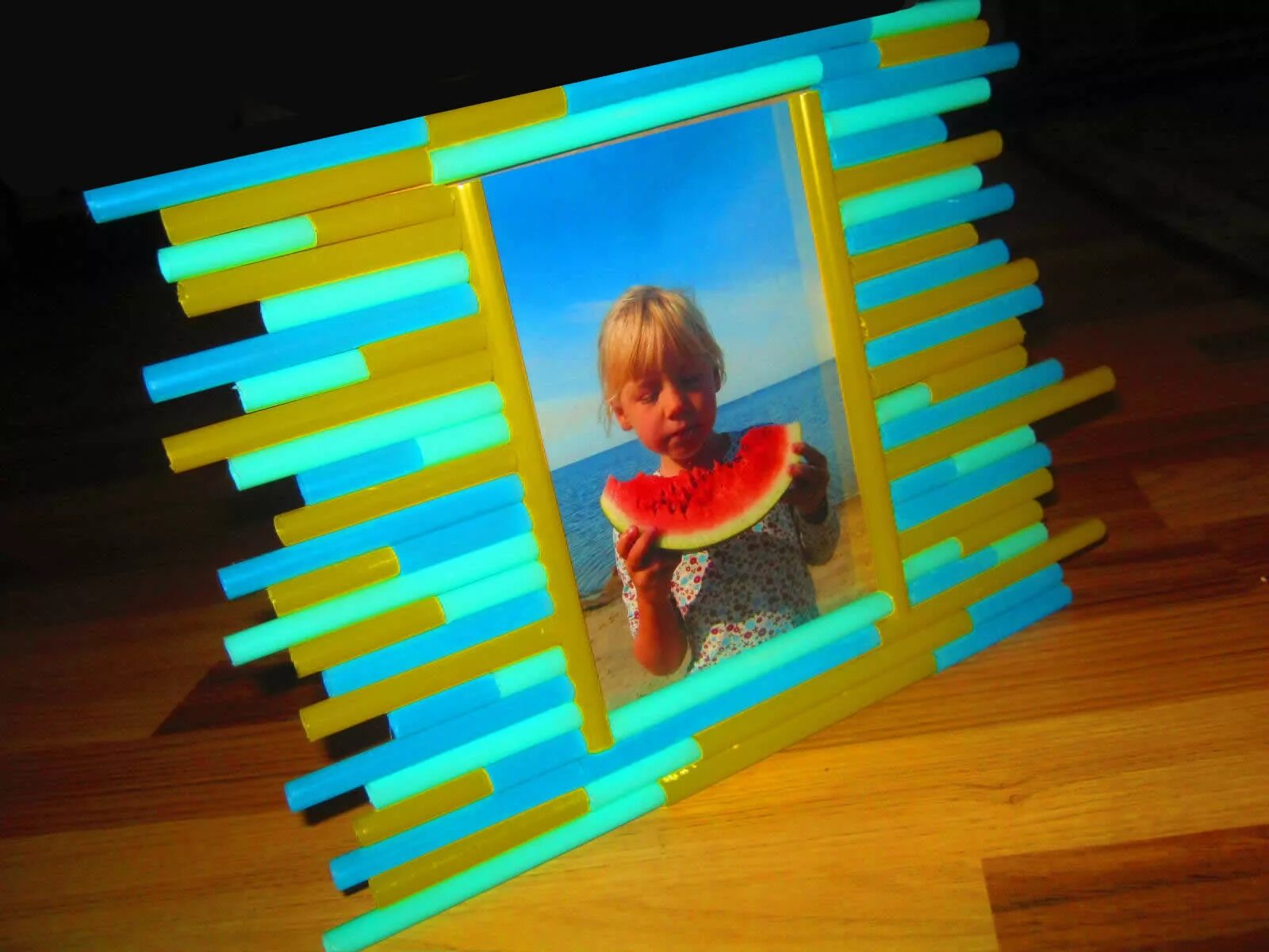 Аппликация из коктейльных трубочек. Поделка с трубочками для детей. Поделки из коктейльных трубочек. Поделки из трубочек для коктейля. Конструирование из пластиковых трубочек 4 класс.