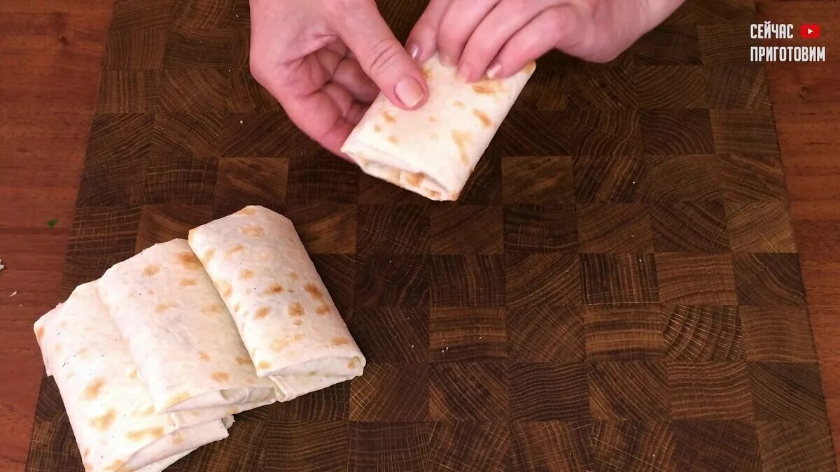 как складывать шаурму. заворачиваем шаурму в лаваш. какзаварачиватьб шауриму. лаваш свернутый. шаурма в круглом лаваше.