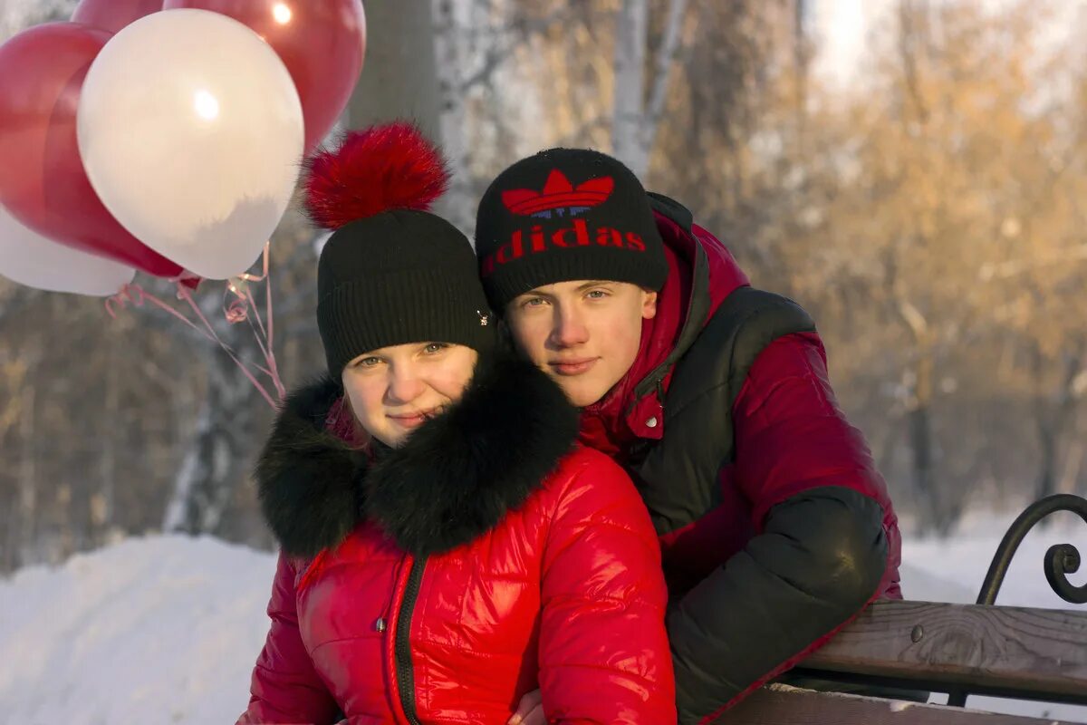 Семейные пары омска. Парень зимой с шариками. Фотосессия с красными шарами зимой. Парочка зимой в парке. Фотосессия с шариками зимой.