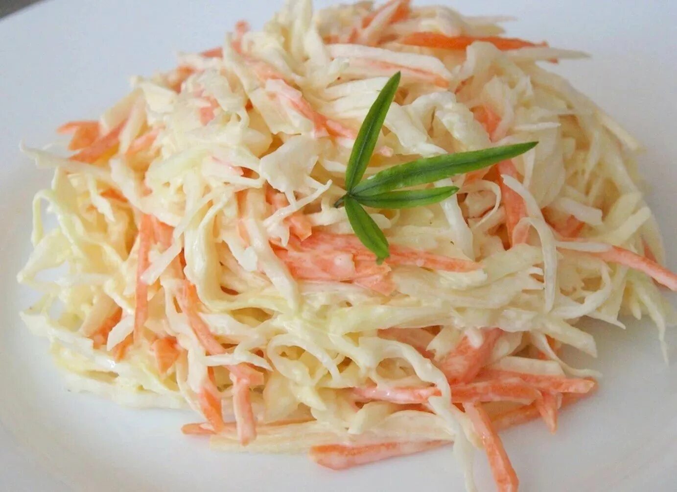 Салат витаминный. Салат витаминный. Салат из капусты с морковью. Капустный салат. Витаминный (капуста, перец, огурец, морковь) 100г - 35р.