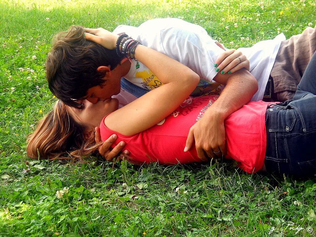 девочка где занимается любовь. женщина сверху. любовью занимаются парень и девушка. страстные отношения. женщина сверху.