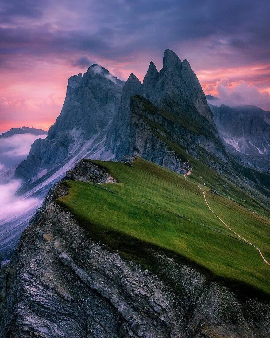 Невероятные горы. Гора Сечеда Италия. Гора ассинибоайн, Британская Колумбия, Канада. Пейзаж. Природа горы.