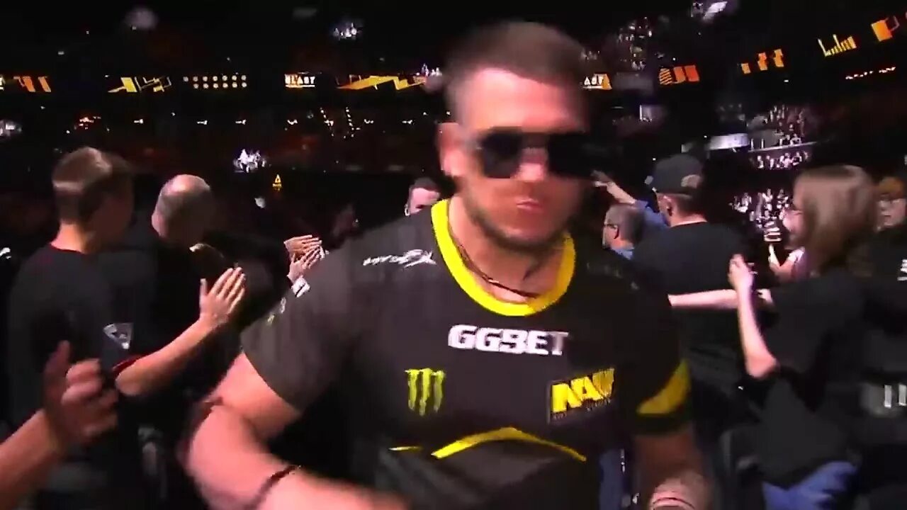 Выход зевса. Zeus cs go эпичный выход. даня зевс в очках. зевс нави выход. zeus 2018 boston.