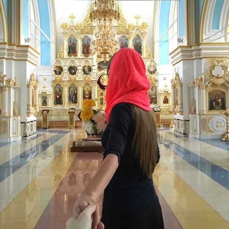 Девушка в храме. Красивая девушка в храме. Красивые девушки в церкви. Красивая девочка храма